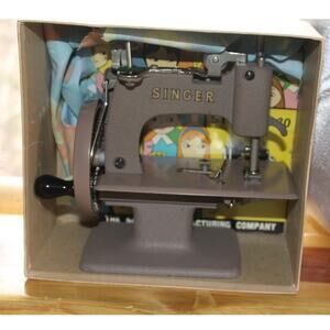 Singer Model 20 Sewhandy Child's Toy Sewing Machine Box No Clamp Sew Handy Beige